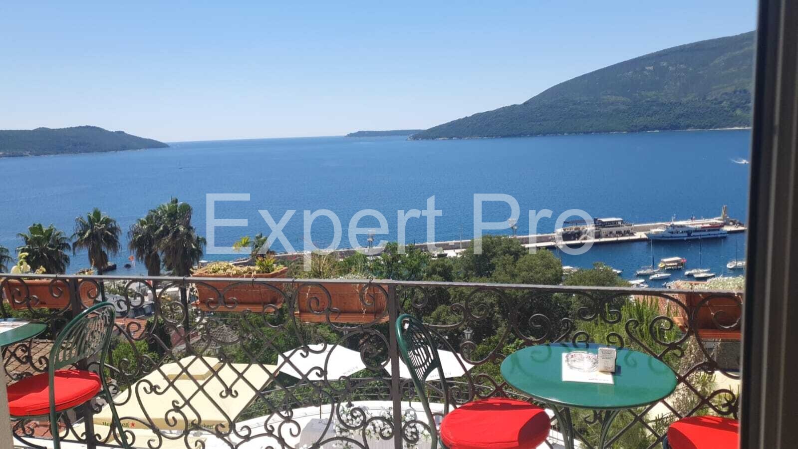 Montenegro an der Bucht von Kotor  Montenegro an der Bucht von Kotor